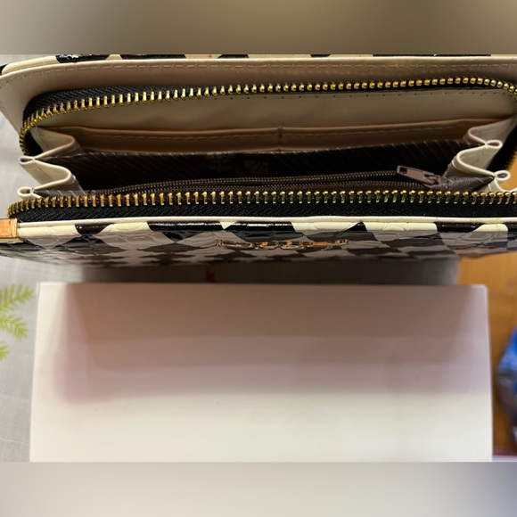 Swan Women’s Checkered Black & White wallet - Picture 4 of 5